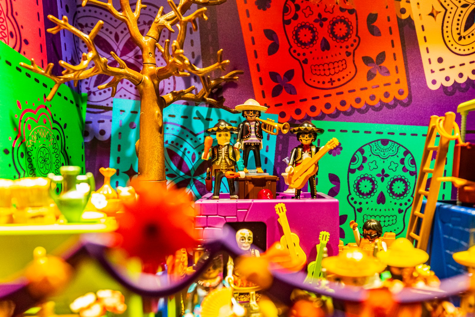 Día de los Muertos diorama with colourful decorations